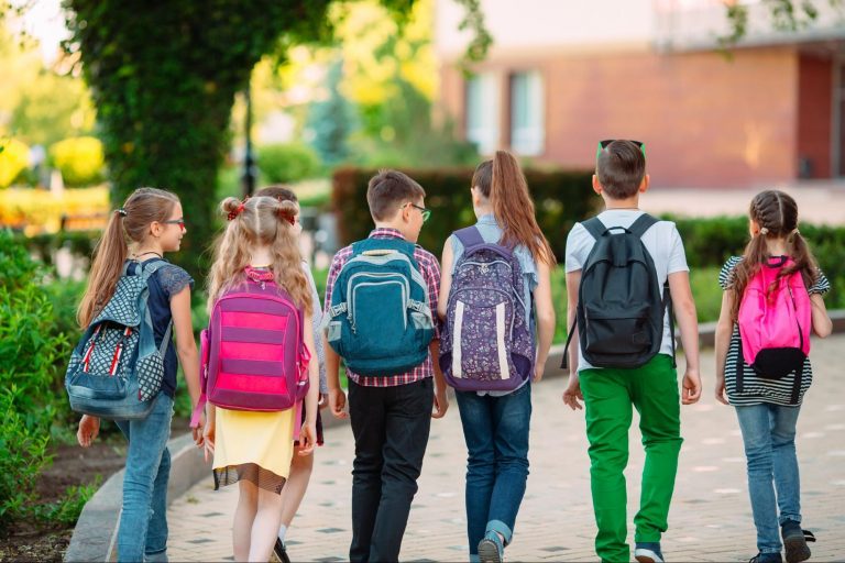 Kids waling into school ©David Tadevosian