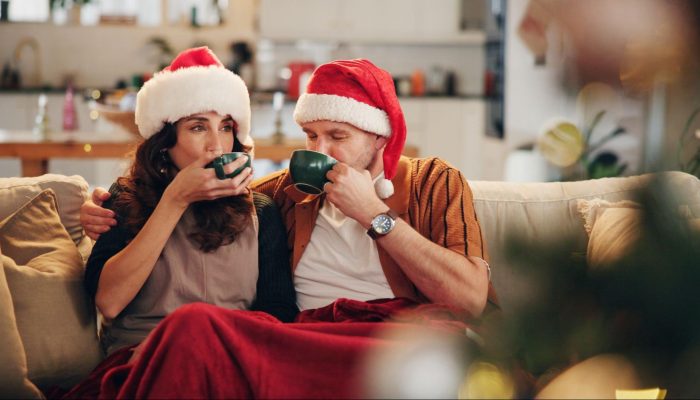 A couple drinking hot cocoa ©PeopleImages.com - Yuri A