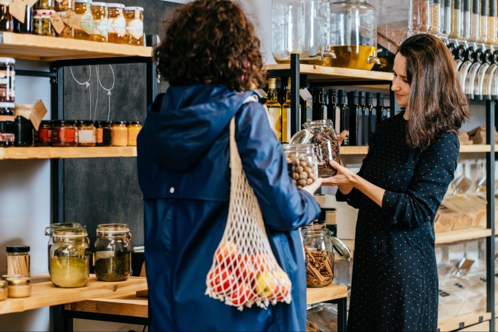 shopping local ©Iryna Inshyna