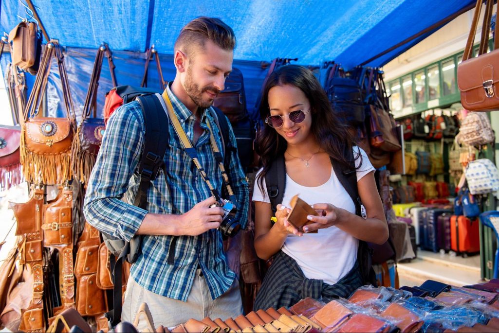 Friends shopping around ©Atstock Productions