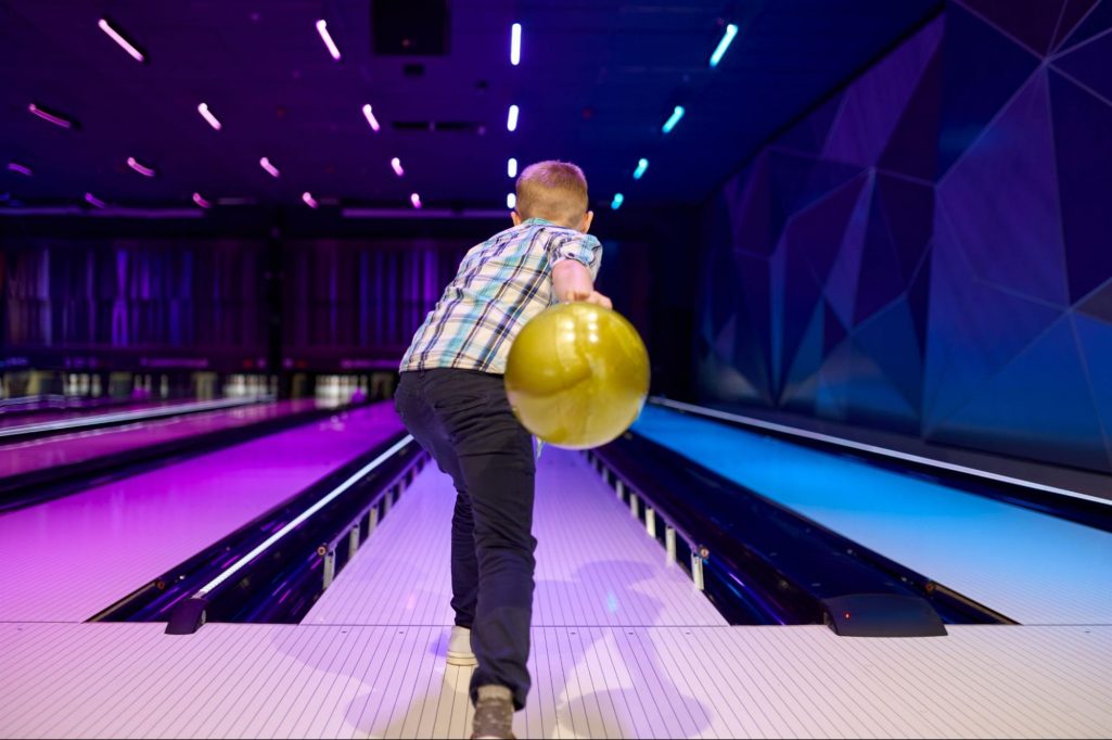 Kid bowling in glow in the dark
©Nomad_Soul