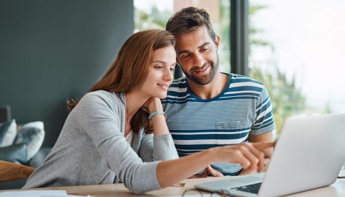 Couple looking at computer ©PeopleImages.com - Yuri A